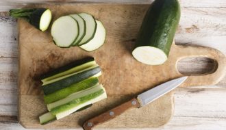 Zucchini-Flammkuchen mit Blaubeeren