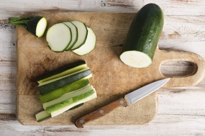 Zucchini-Flammkuchen mit Blaubeeren