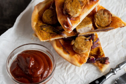 Currywurst Flammkuchen Variante, belegt mit Currywurst Tomatensosse und Zwiebeln